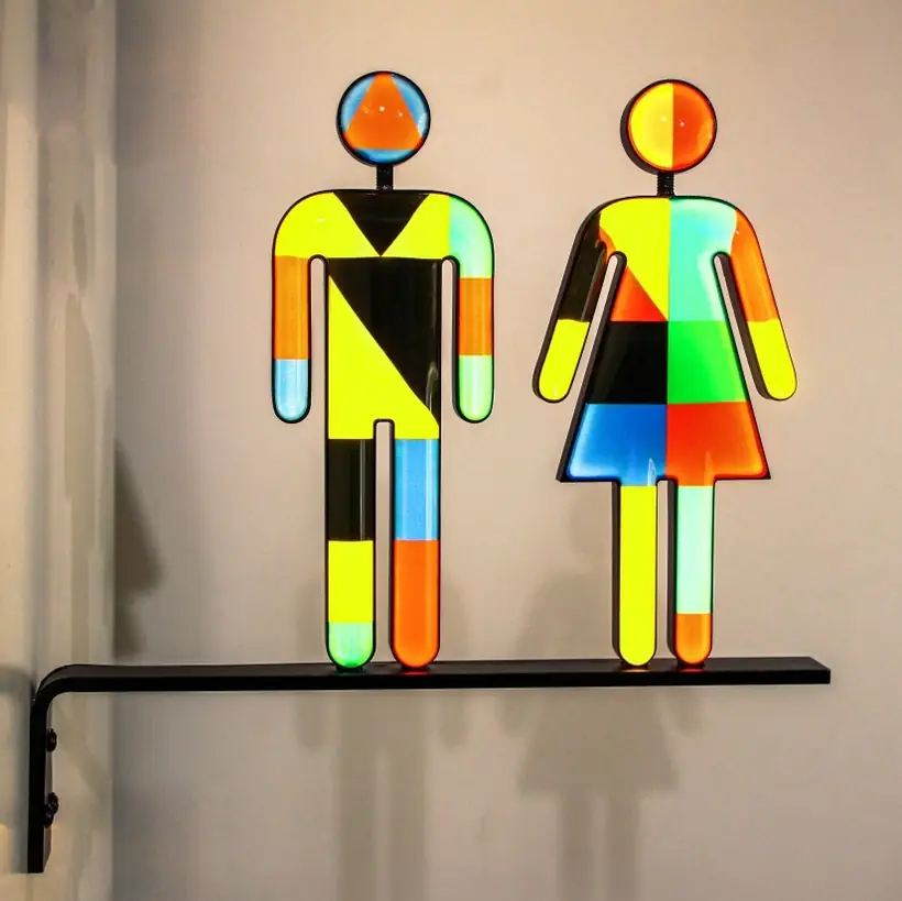 Color restroom figure wall sign