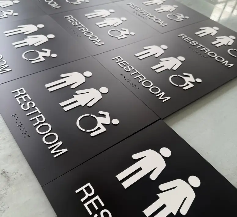 Directional plate set that can coordinate with hotel room number signs